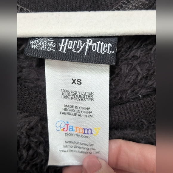 Harry Potter Hufflepuff Pjammy Sweater Women’s Sz XS Black Faux Fur Comfy Soft - Picture 4 of 7